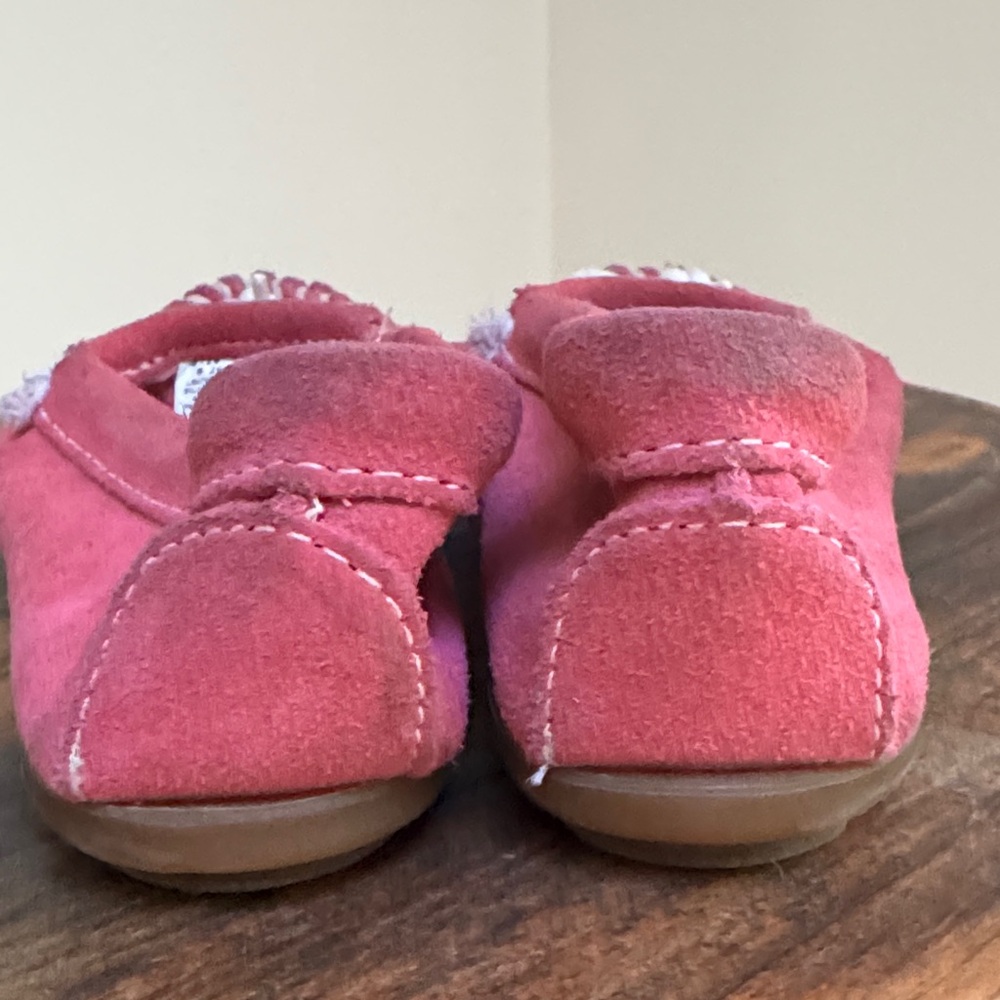 Minnetonka Kids Moccasins in Pink and White - Picture 3 of 4